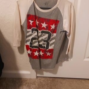 Medium length sleeved shirt